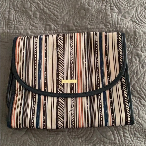 Handbags - 4 for $16 // Sophia Joy Makeup Bag